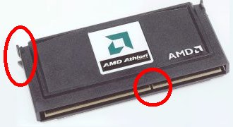 Detalle de una de las presillas laterales y de la ranura para alineación en un micro Athlon en formato Slot A