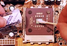 Poniendo silicona termoconductora sobre el ncleo de un AMD Duron