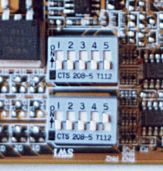 Foto de los dos grupos de interruptores DIP de la DFI AK76-SN