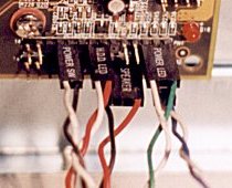 Detalle de los conectores y cables para leds, encendido ATX, etc.