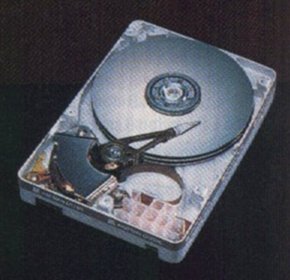 Foto de un disco duro sin la cubierta protectora