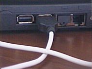 Foto del Logitech Pilot Wheel Mouse Optical conectado al puerto USB de un portátil